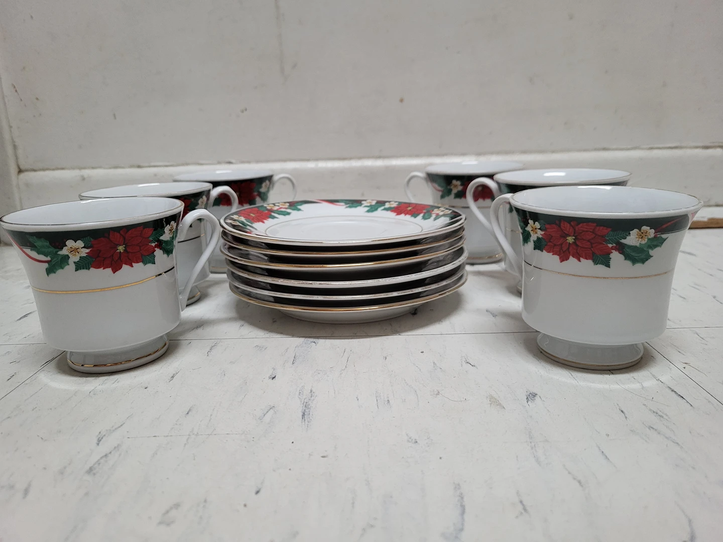 6 Vintage Tienshan 'Deck The Halls' Cup & Saucers - photo 2