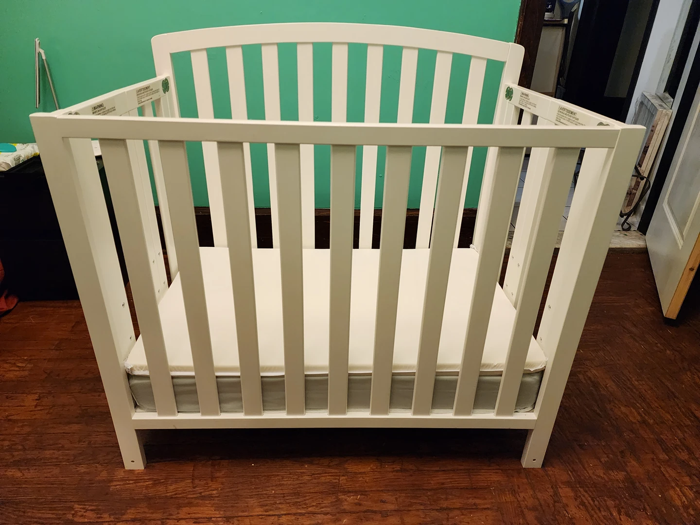 Foldable mini crib