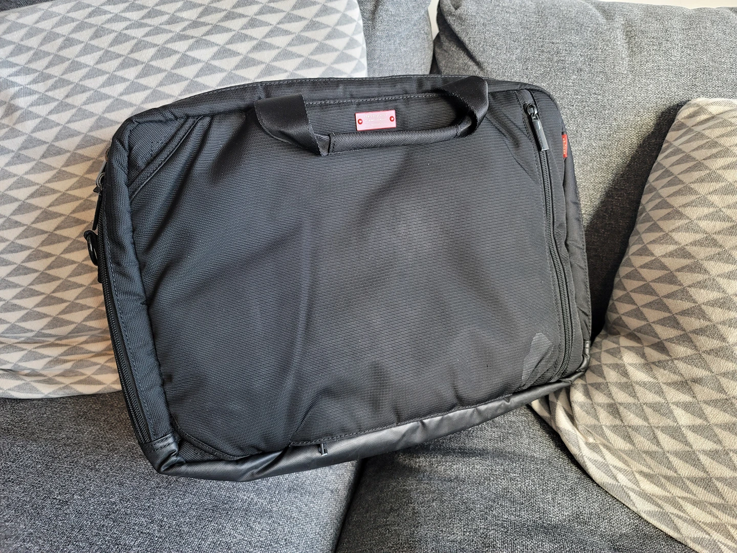 Hedgren 3-in-1 convertible business/15" laptop travel bag image indicator(2)