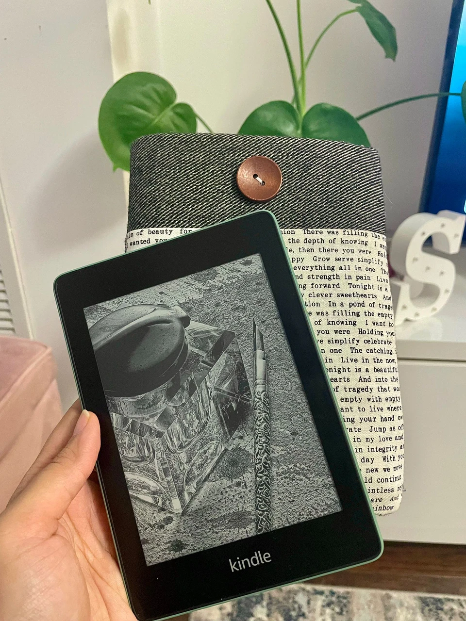 Amazon Kindle Paperwhite - 8 GB, 10th Gen with Pouch & Charger thumbnail