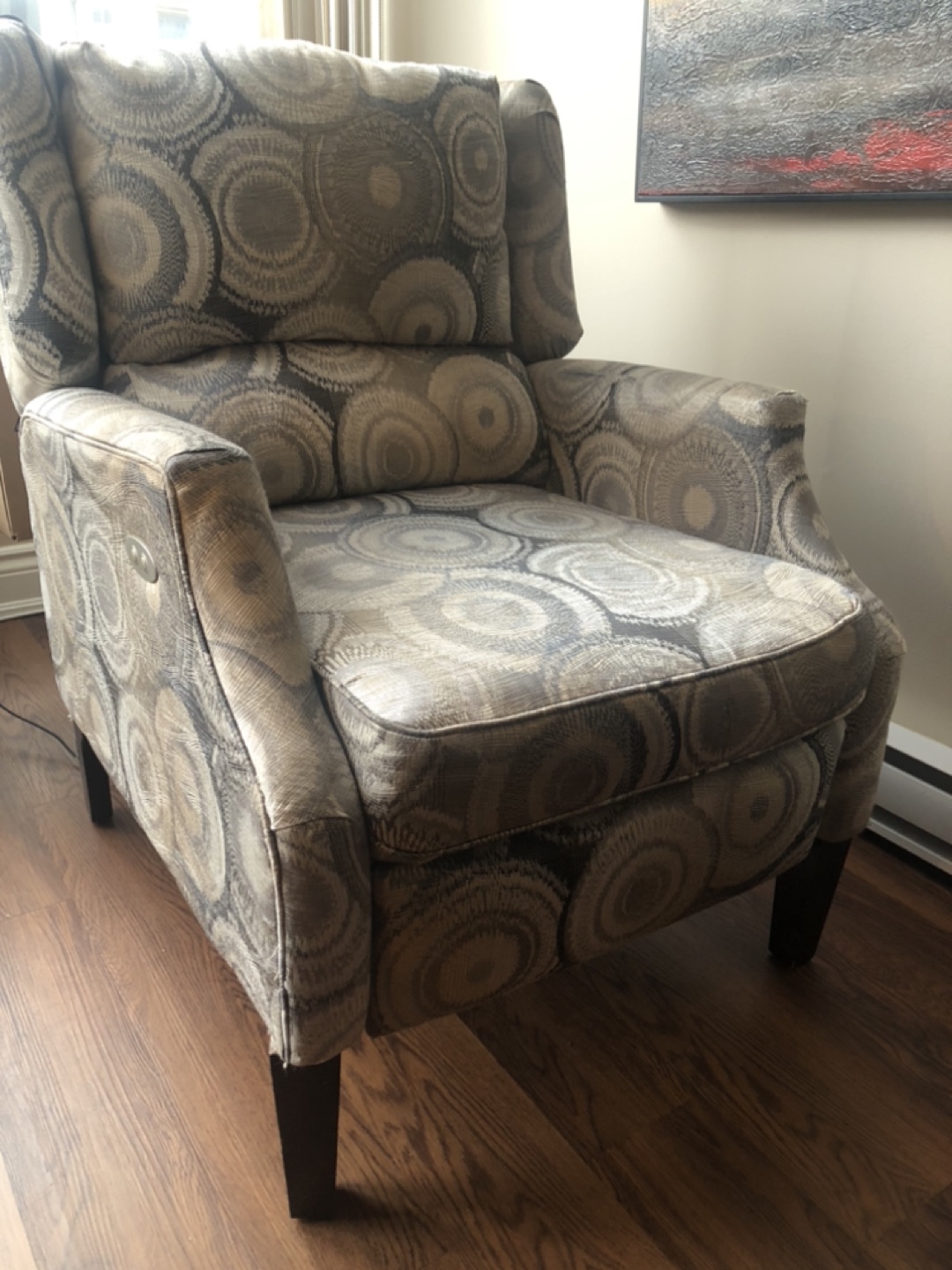 Custom electric recliner with 2 matching pillows