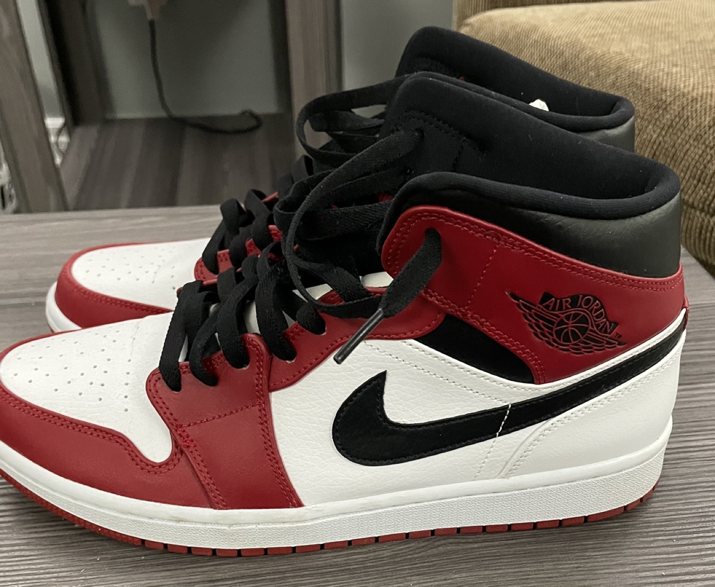 Mens Jordan 1 mid thumbnail