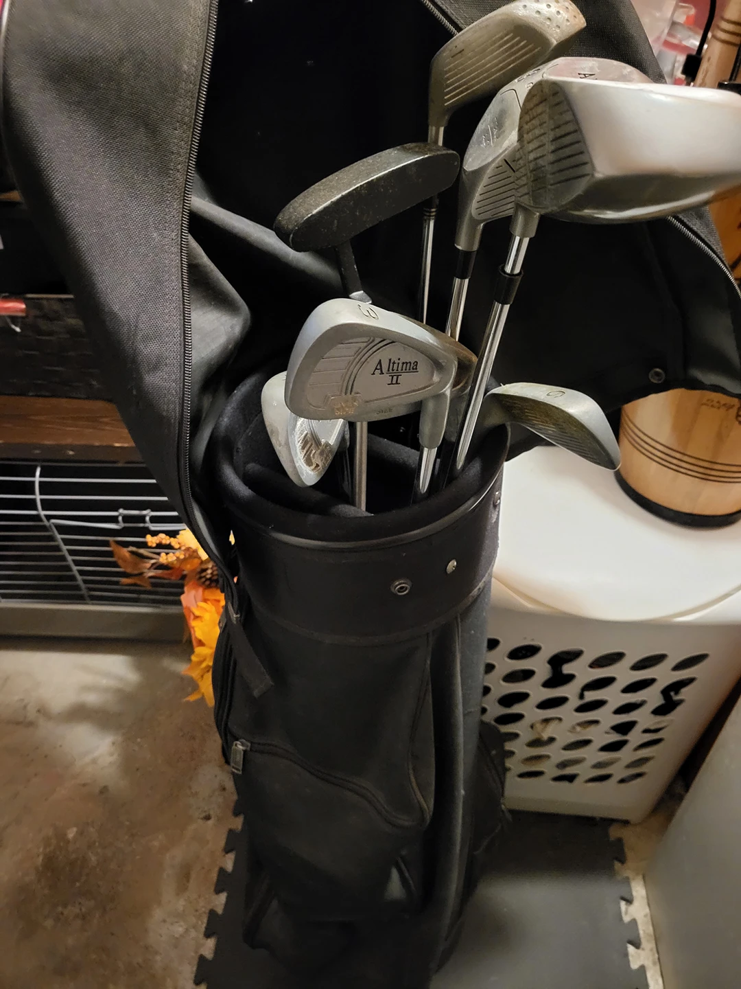 golf clubs and golf bag image indicator(2)