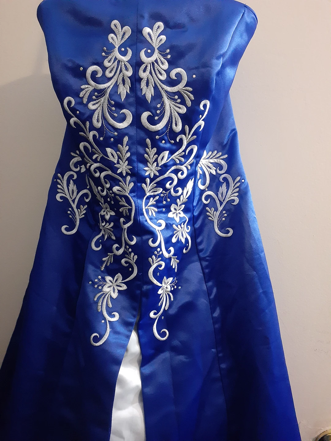 Sz.S Strapless Embroidery dress/gown image indicator(2)