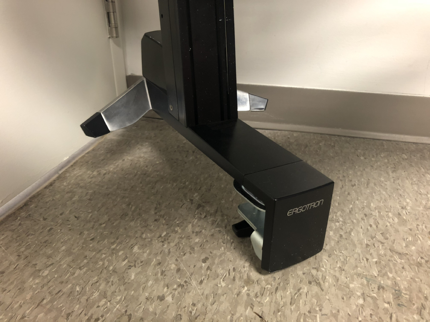 Ergotron WorkFit-S Dual Monitor with Worksurface+ image indicator(4)