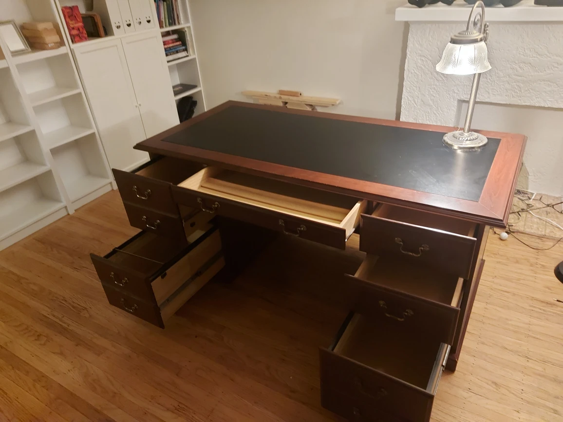 Solid executive desk image indicator(2)