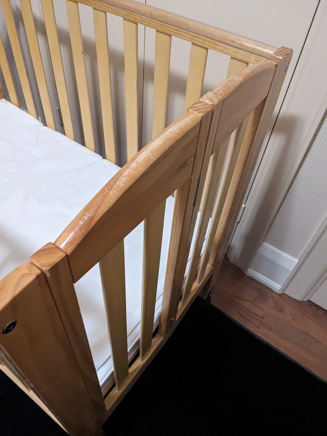 Foldable Mini Crib on Wheels - photo 4