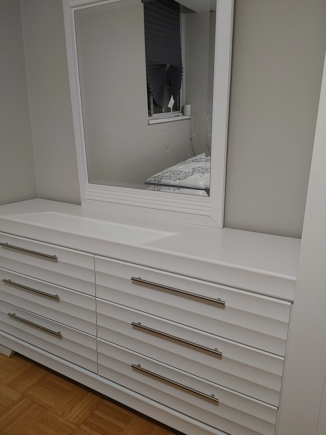 White Queen Size Bedroom Set (4 months old) - photo 2