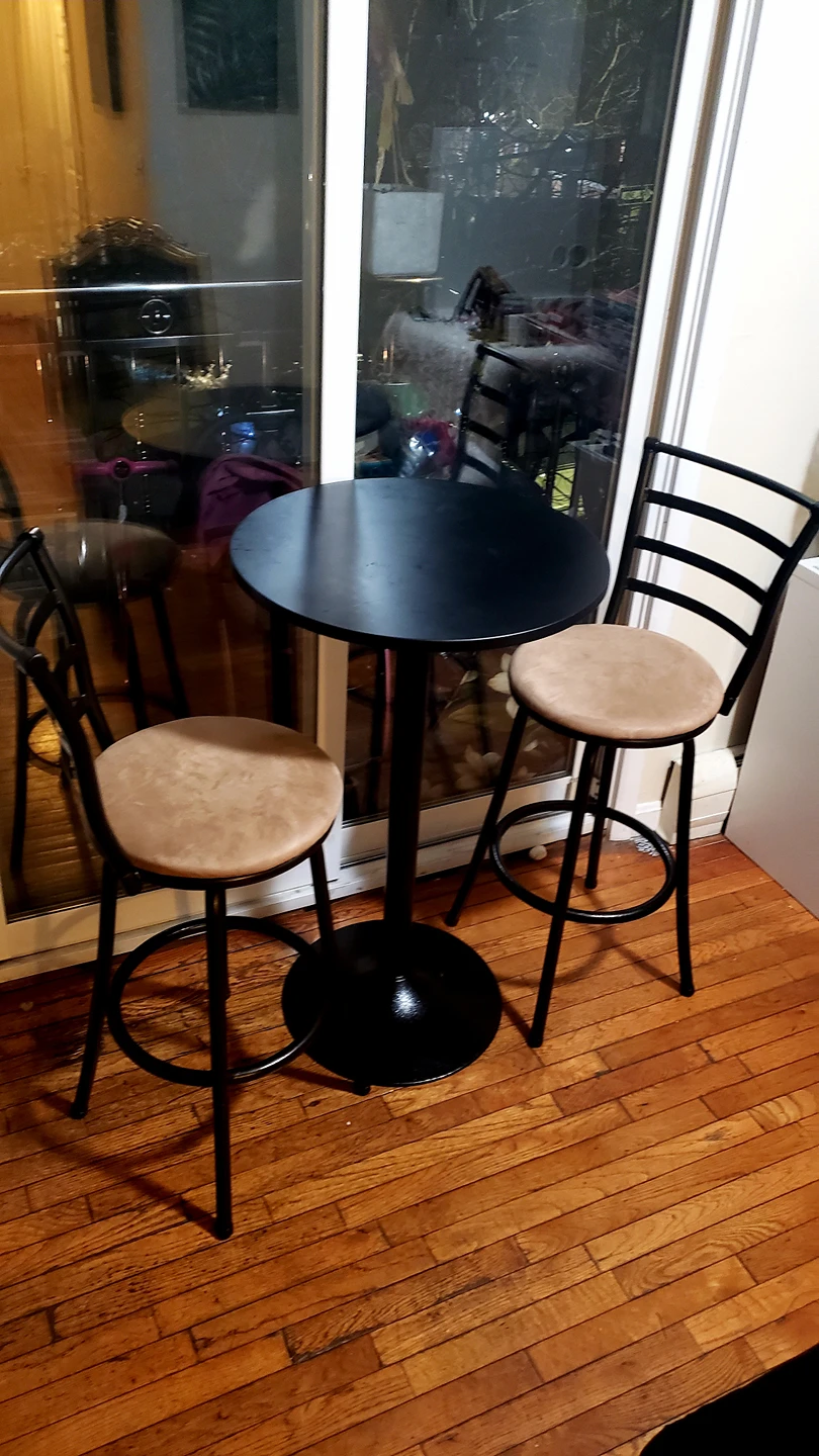 Hight table with two swivel stools - photo 4
