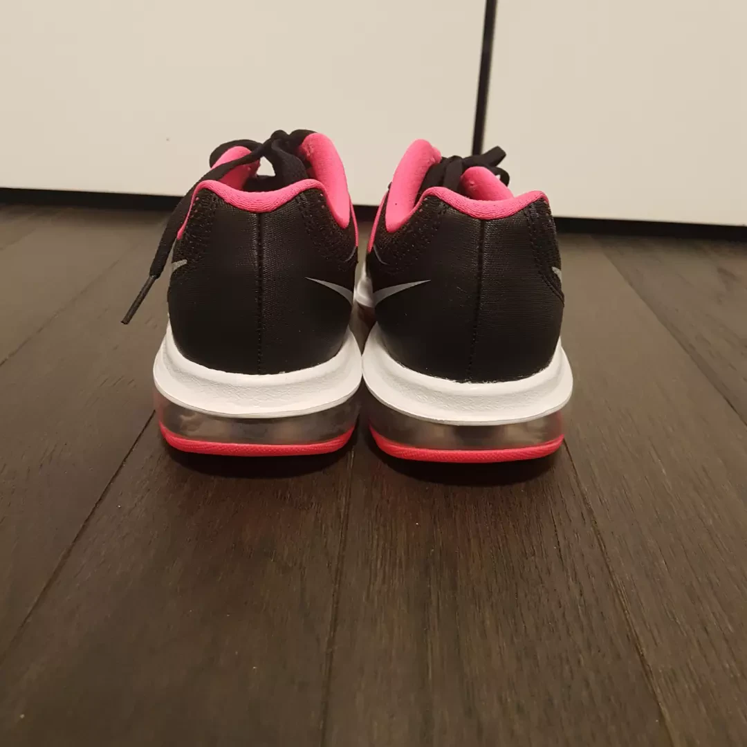 Brand new Nike running shoes image indicator(2)