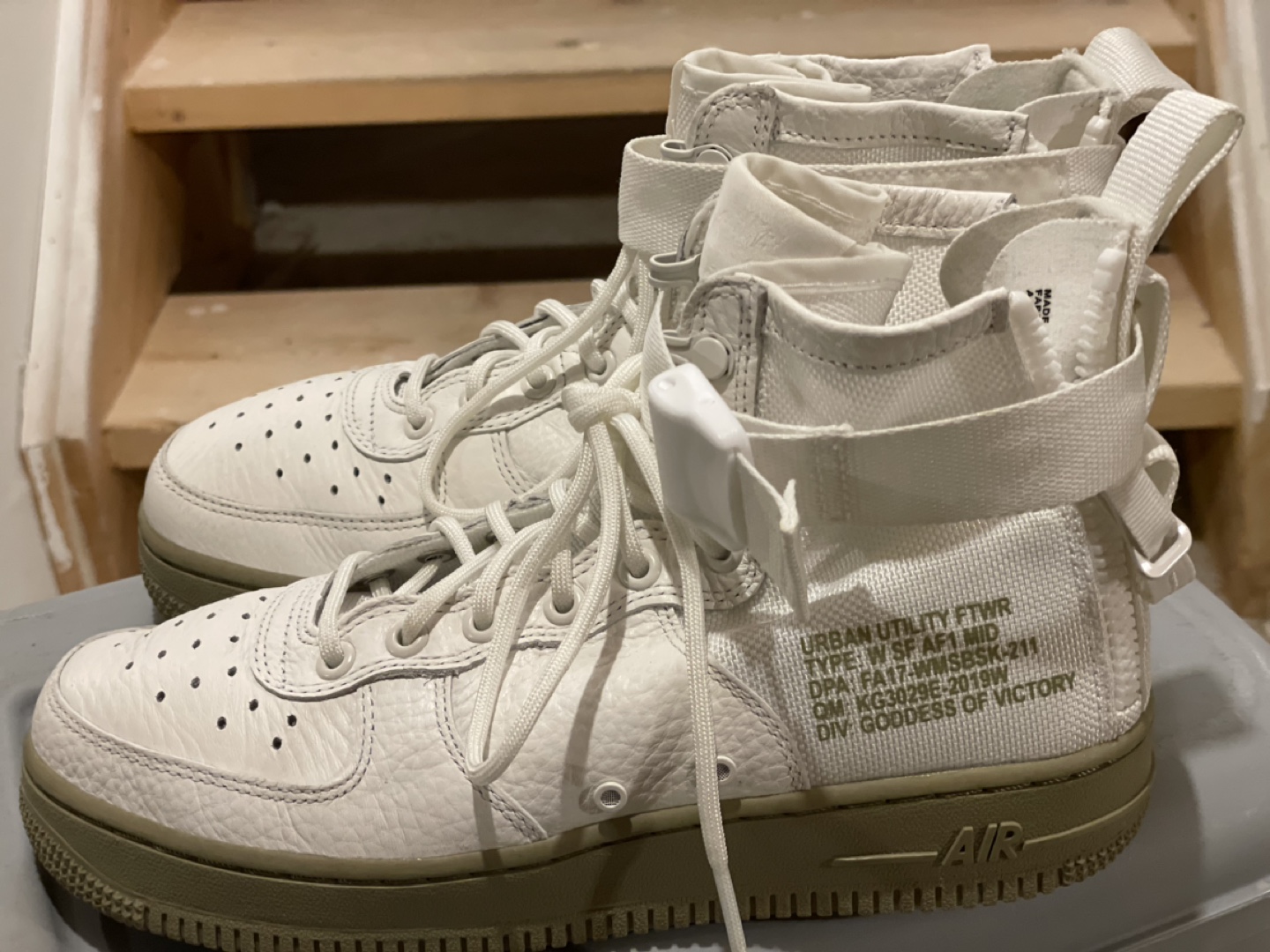 Unisex Nike SF Air Force 1 Mid  
size US 8 (women)/US 6.5 (men) image indicator(4)