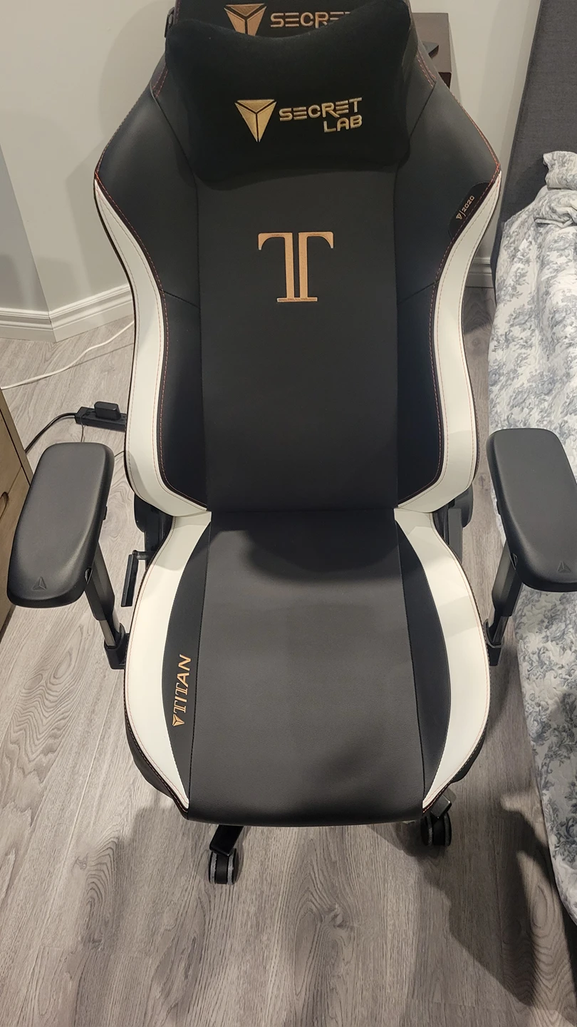 SecretLab TITAN Classic 2020 Gaming Chair thumbnail
