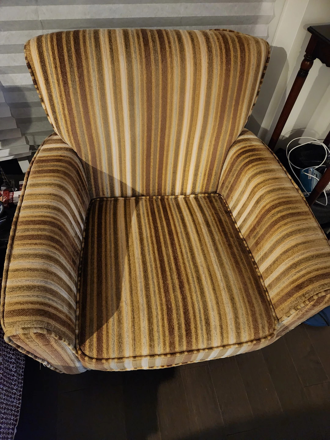 Retro Sofa Chair (Great condition, very comfortable!) - photo 2