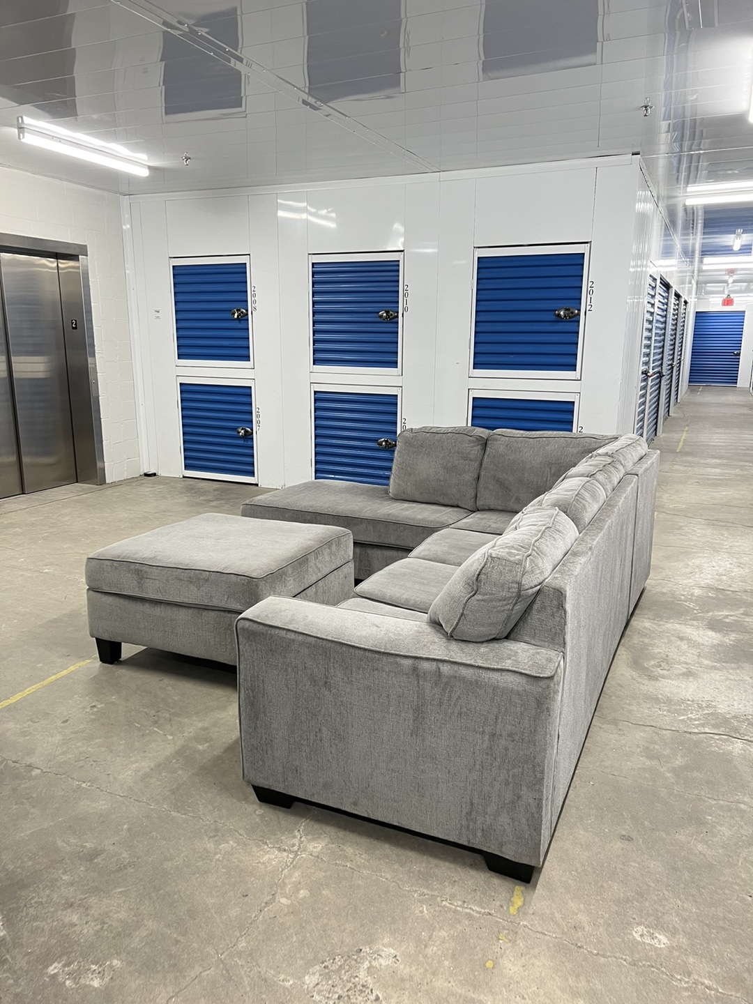 Modern Grey Sectional Couch / Sofa w/ Ottoman - Free Delivery!! - photo 5
