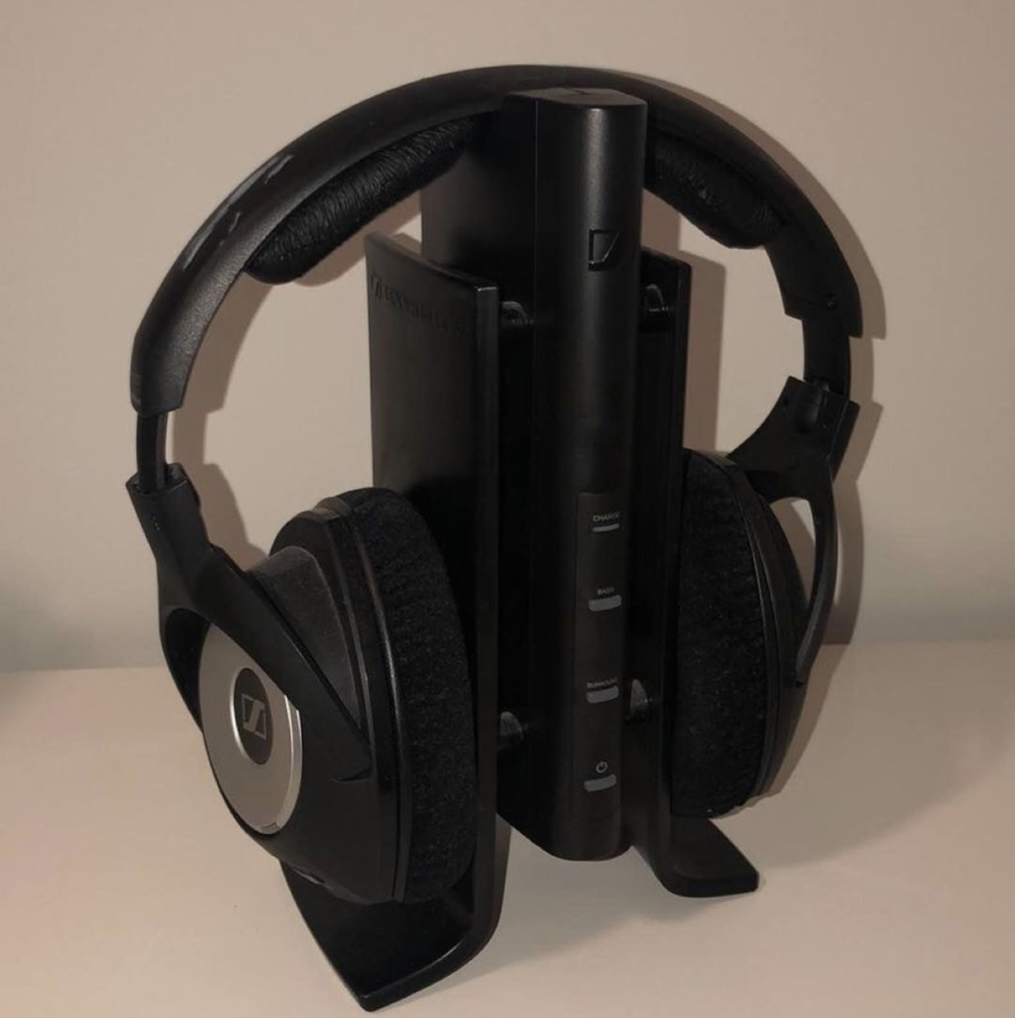 Sennheiser wireless headphones HDR 170 thumbnail
