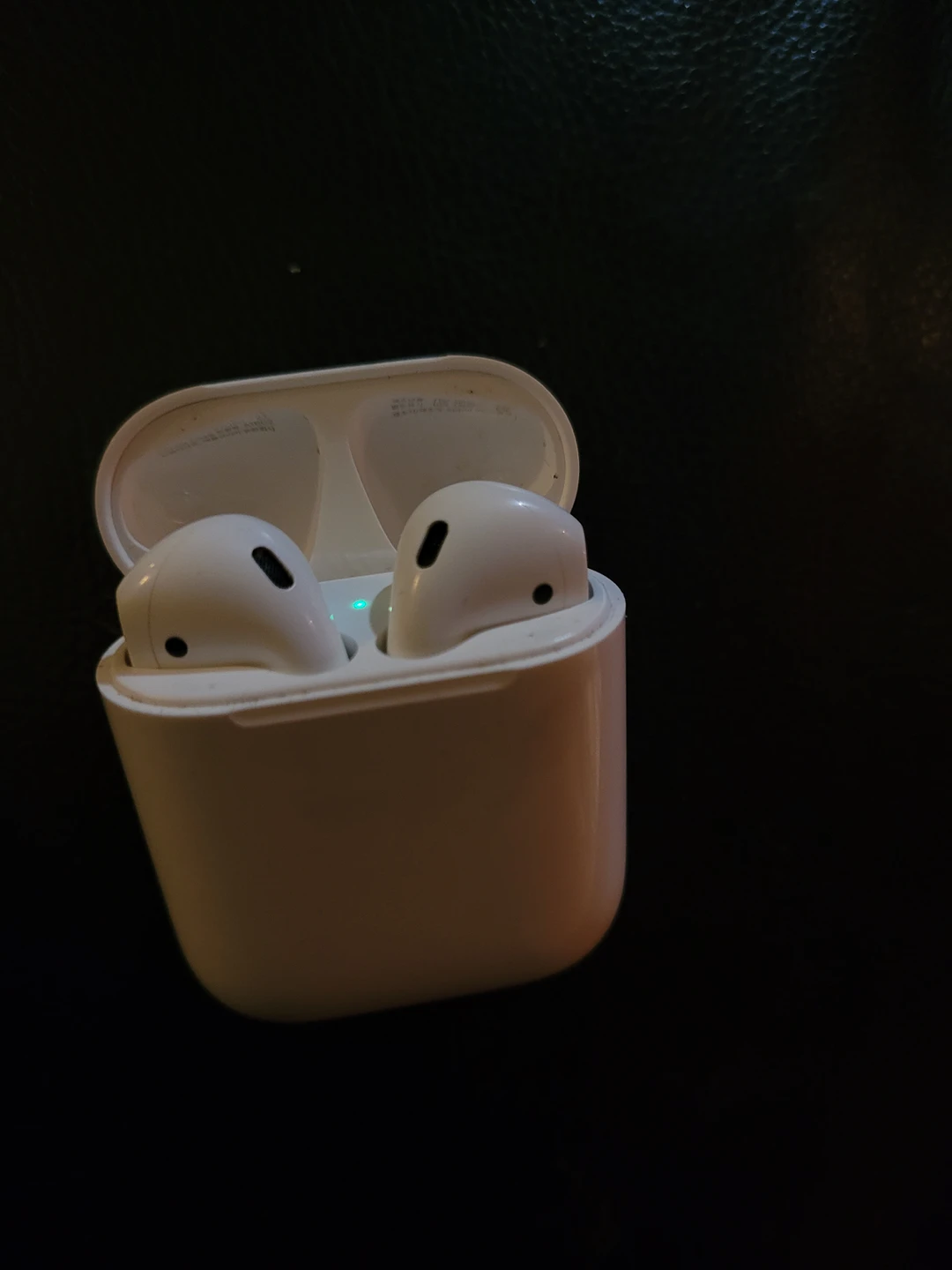 Apple Air pods gen 1 w/ charging case image indicator(2)
