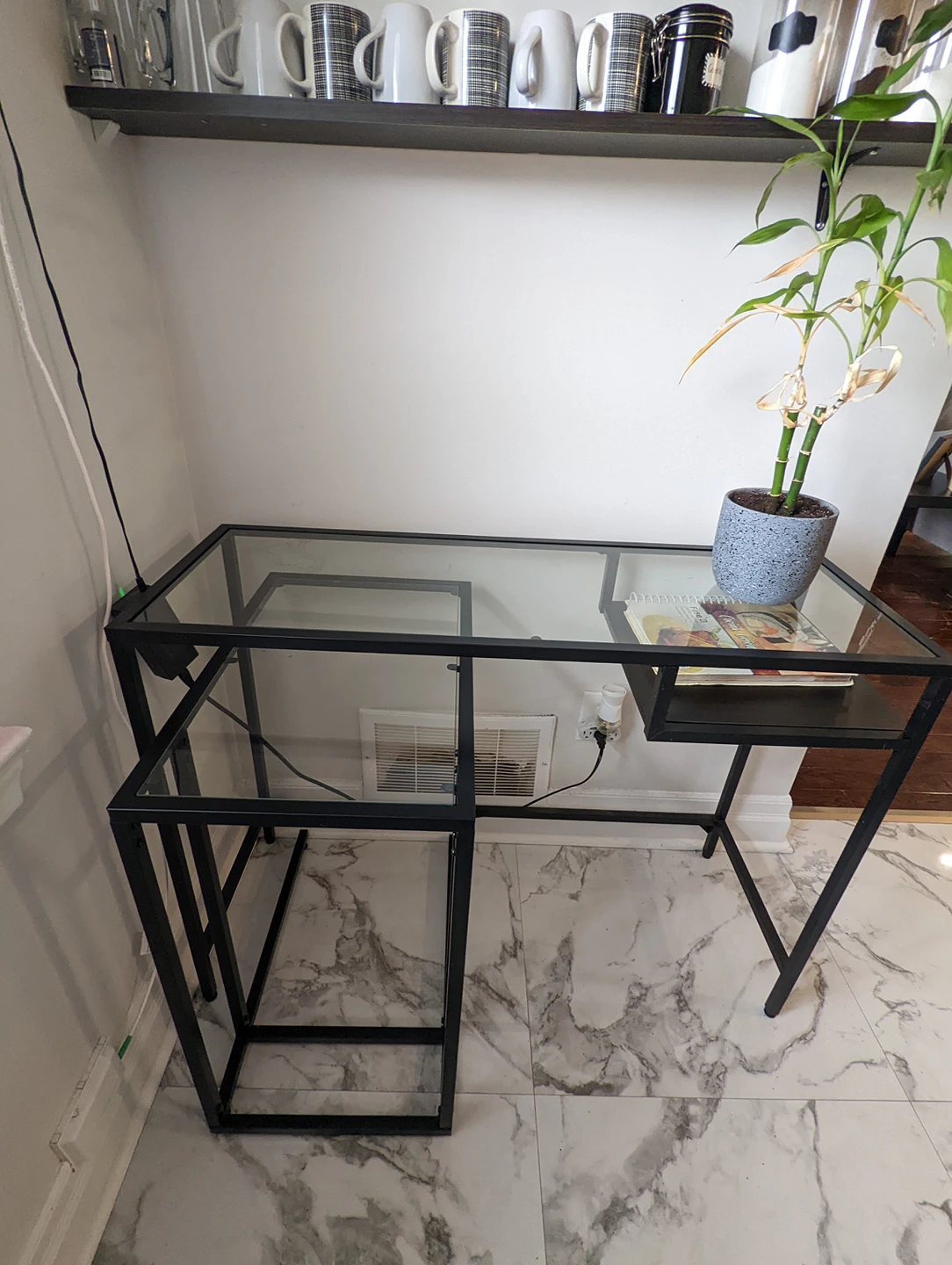 Desk - photo 2