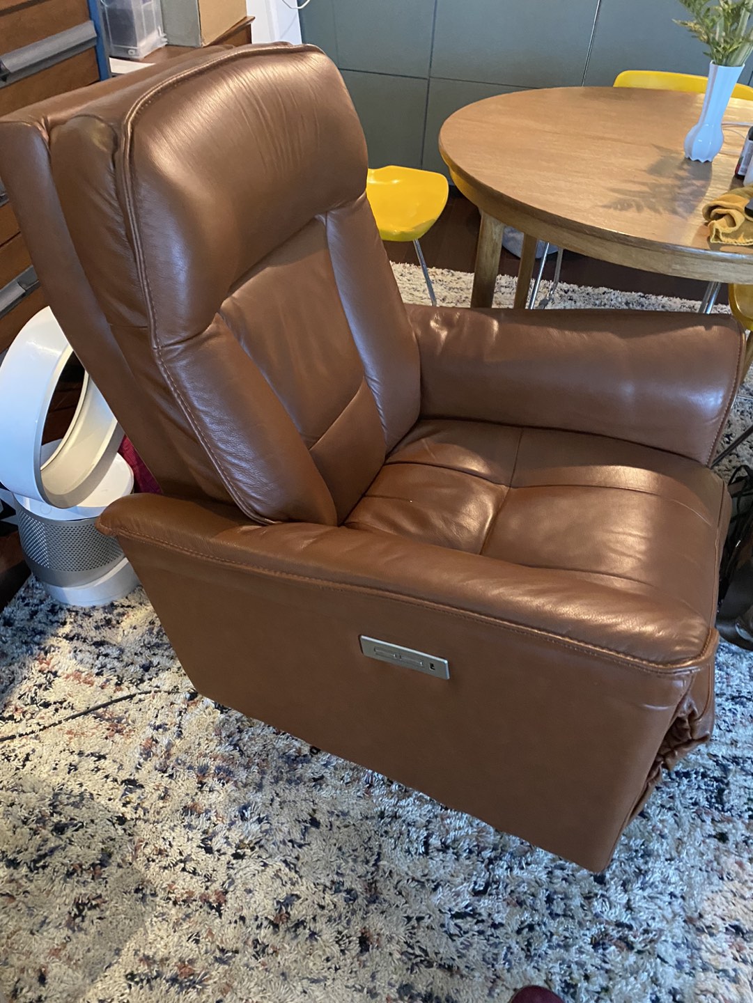 Like NEW Leather Recliner image indicator(2)