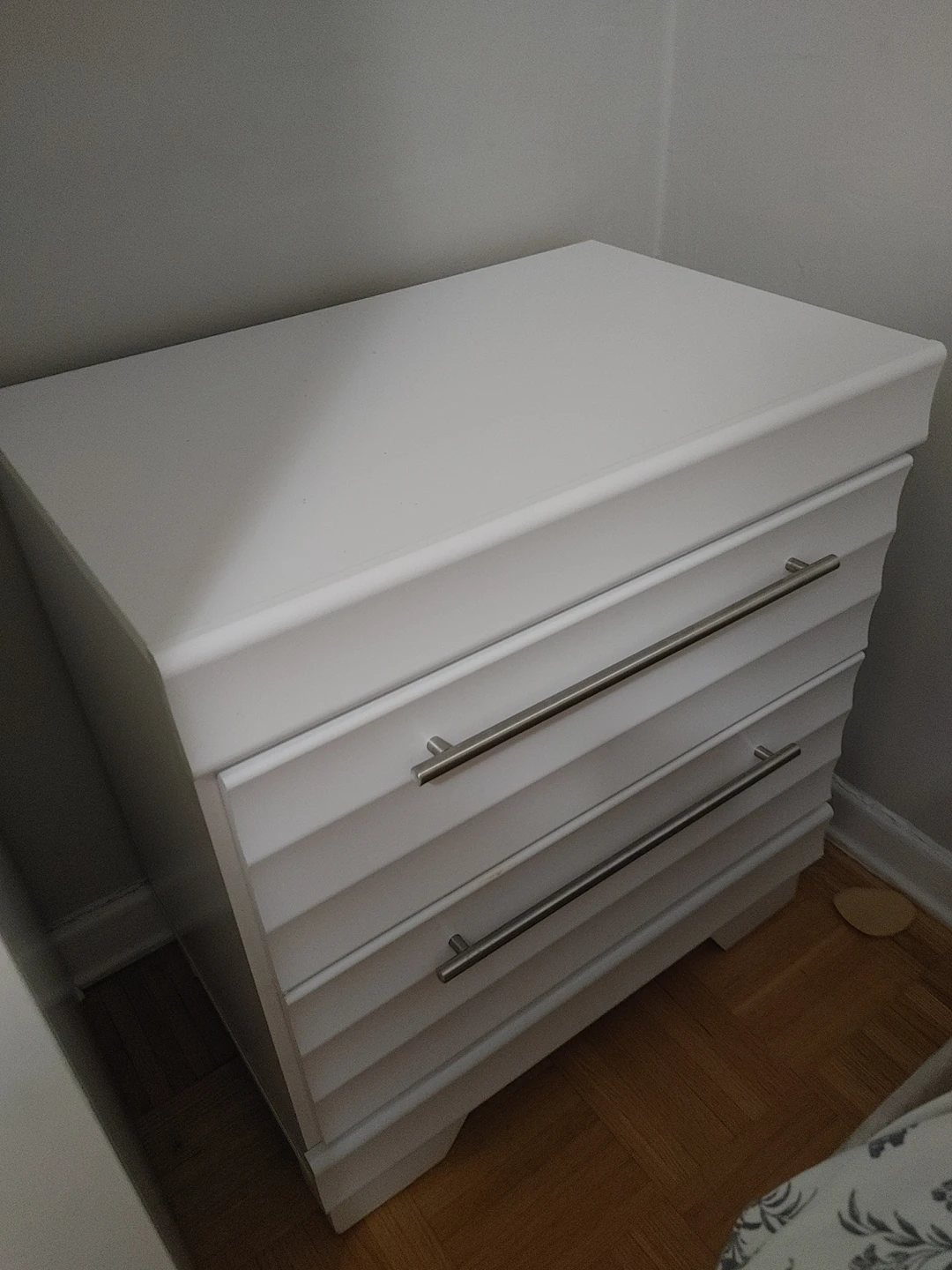 White Queen Size Bedroom Set (4 months old) - photo 4