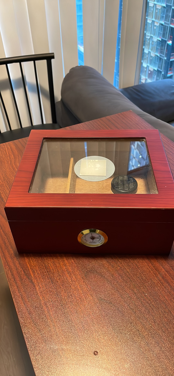 Cigar humidor