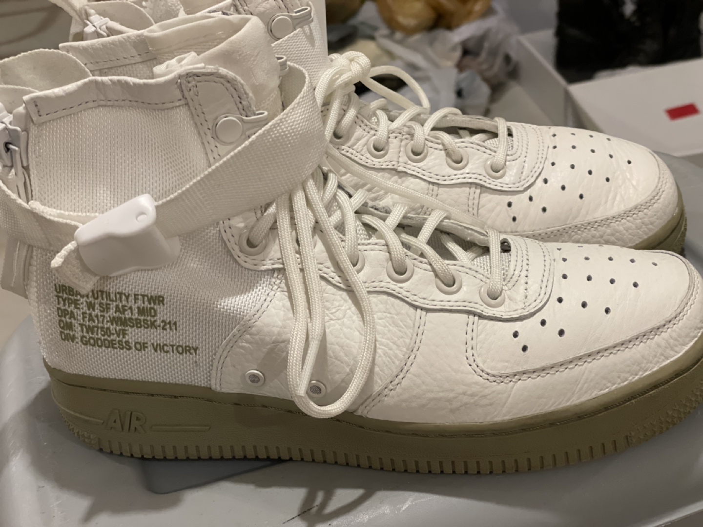 Unisex Nike SF Air Force 1 Mid  
size US 8 (women)/US 6.5 (men) image indicator(2)