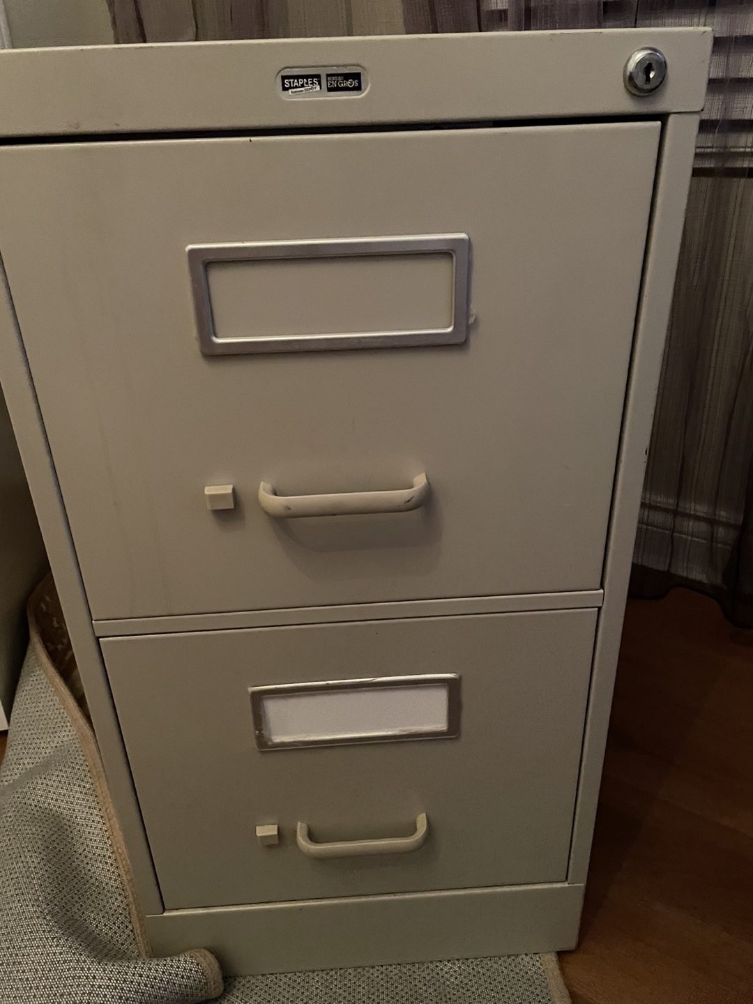 Metal filling cabinet w key - photo 2