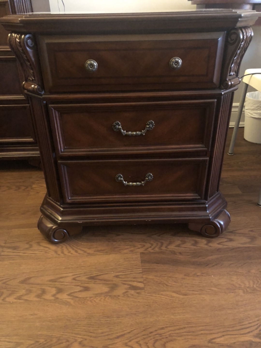Dresser and 2 night stands - photo 3