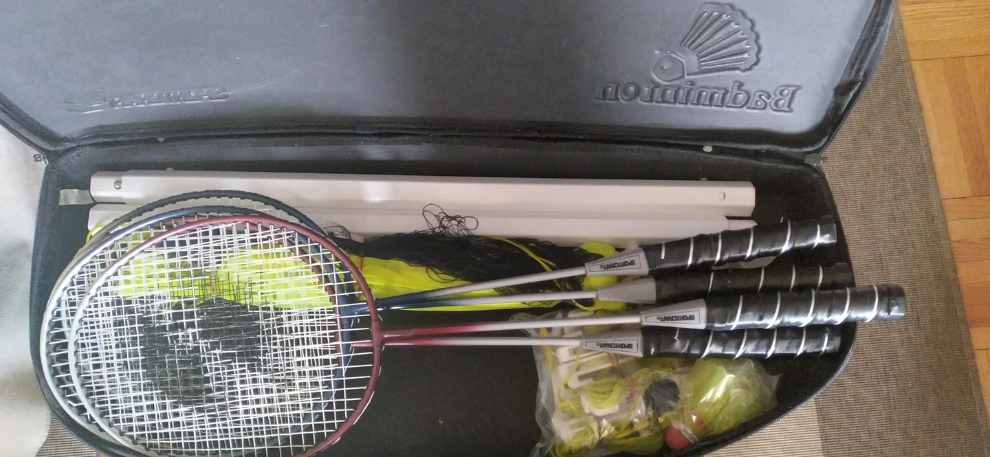 Badminton set with 4 racquets, net, pols etc