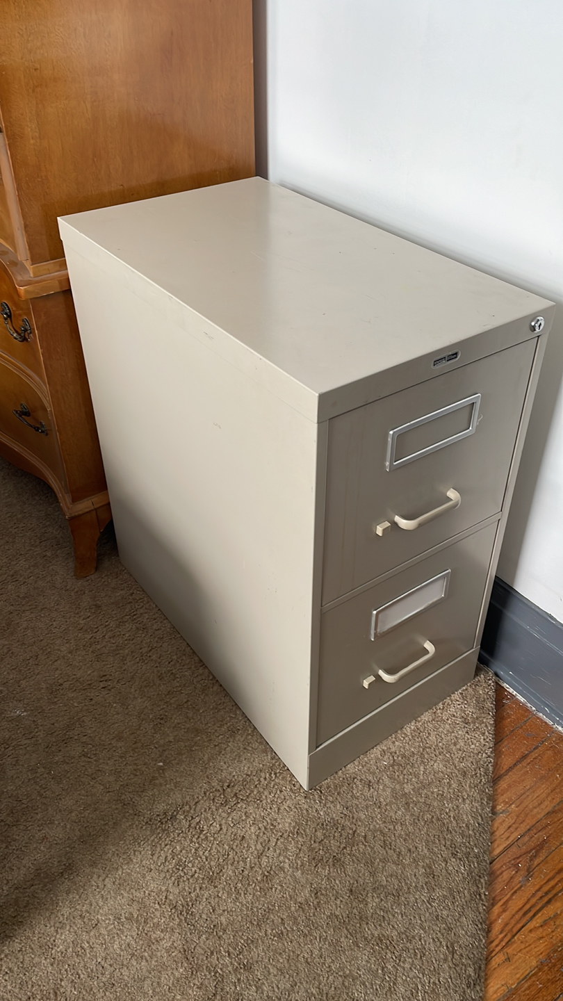 Metal filling cabinet w key