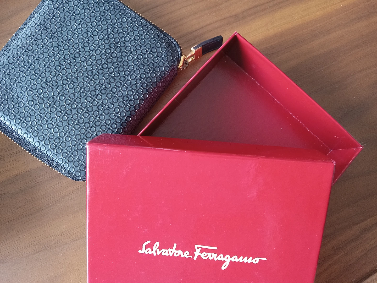 Salvatore Ferragamo wallet (unisex)