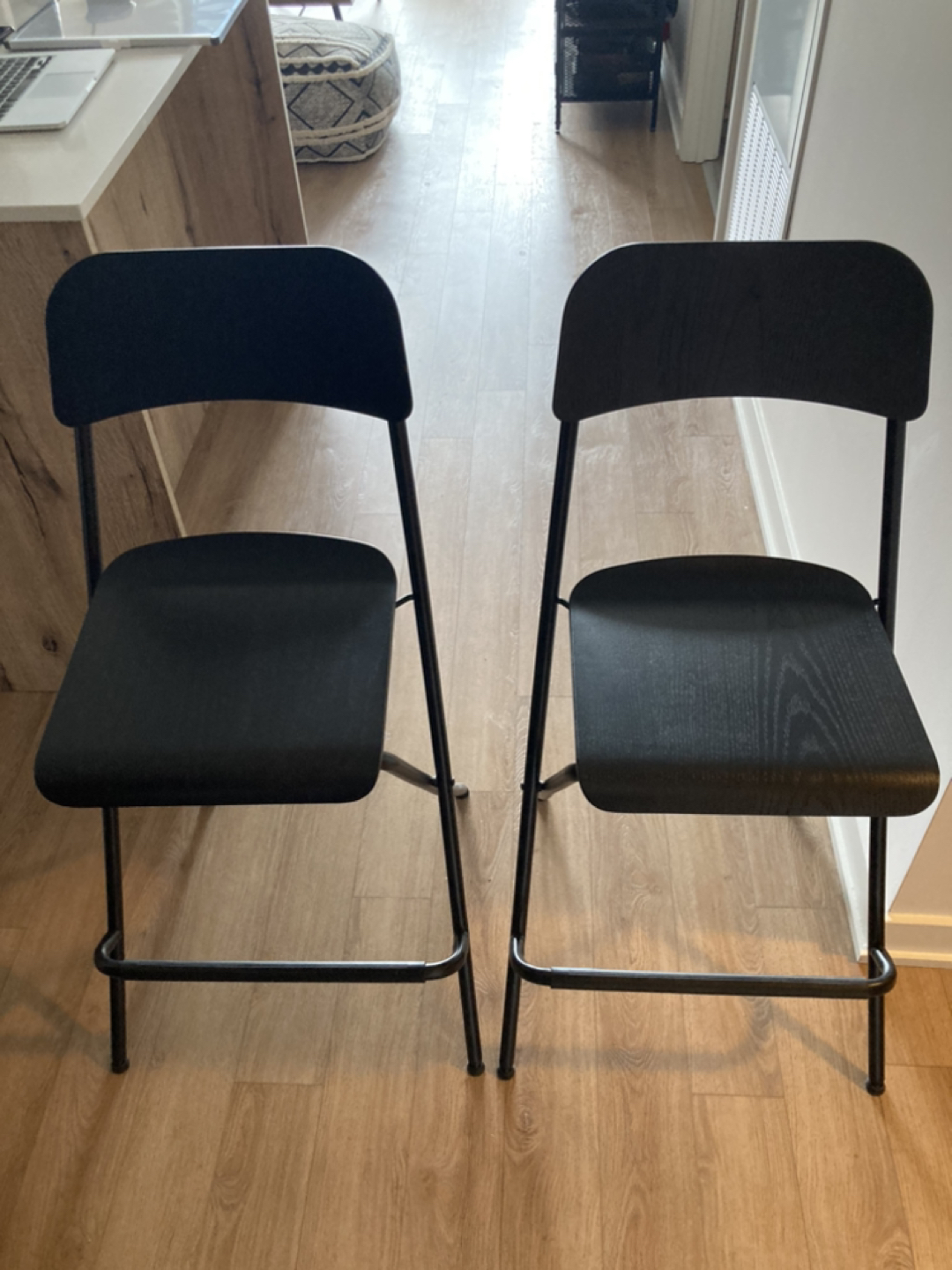 2 bar stools