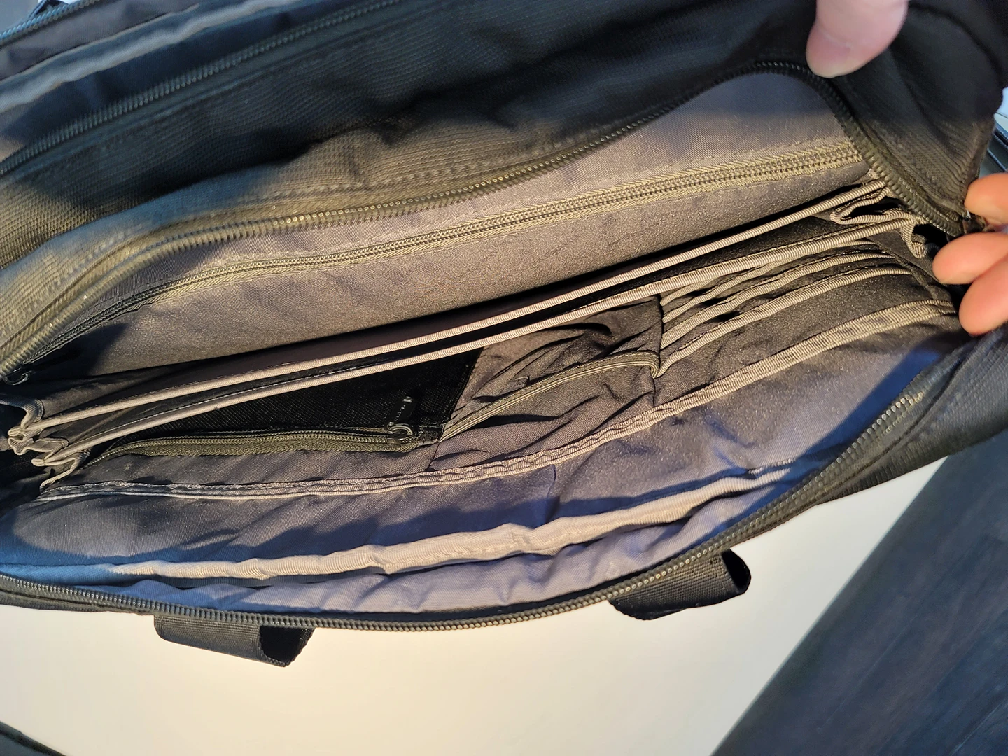 Hedgren 3-in-1 convertible business/15" laptop travel bag image indicator(4)