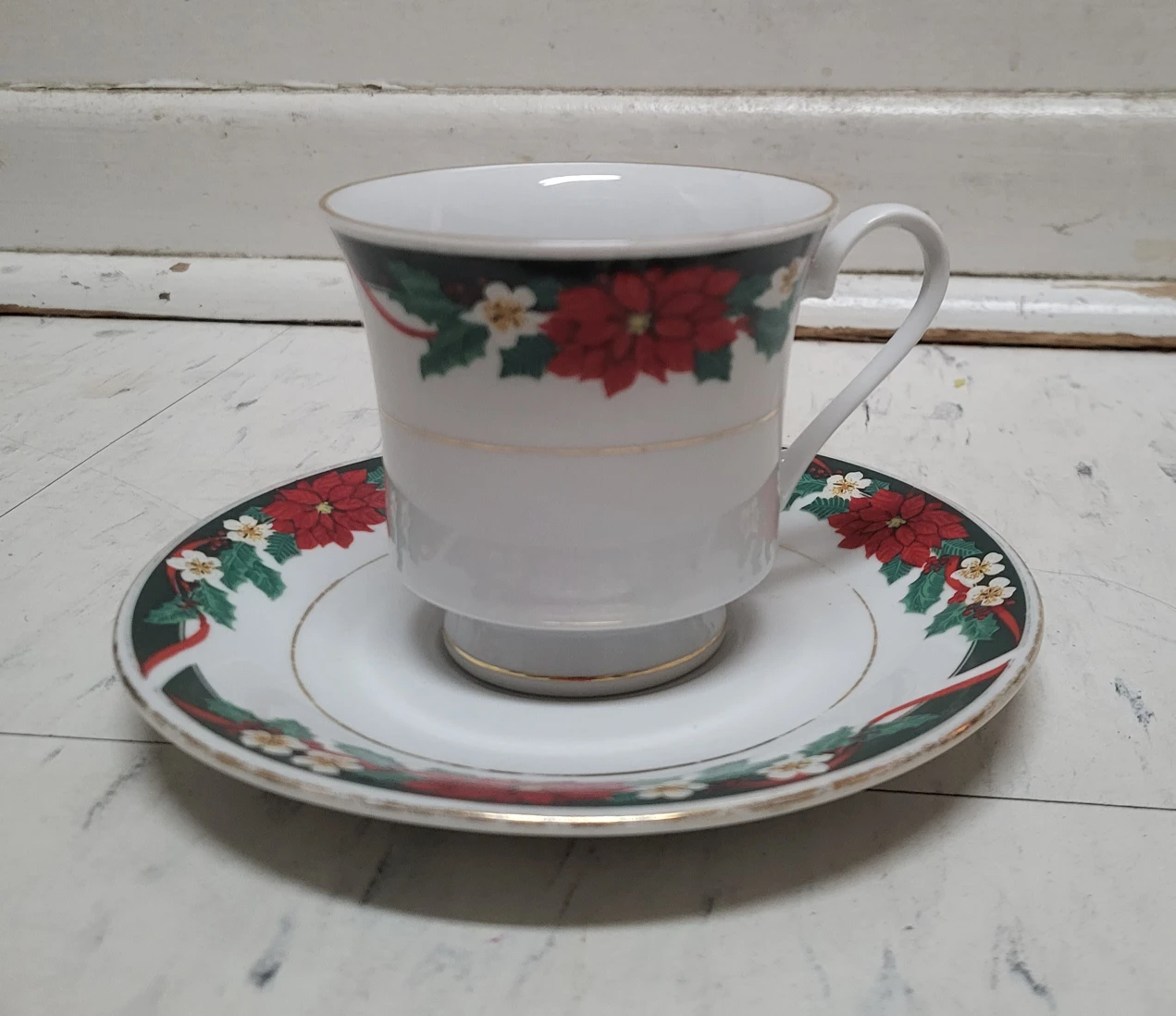 6 Vintage Tienshan 'Deck The Halls' Cup & Saucers