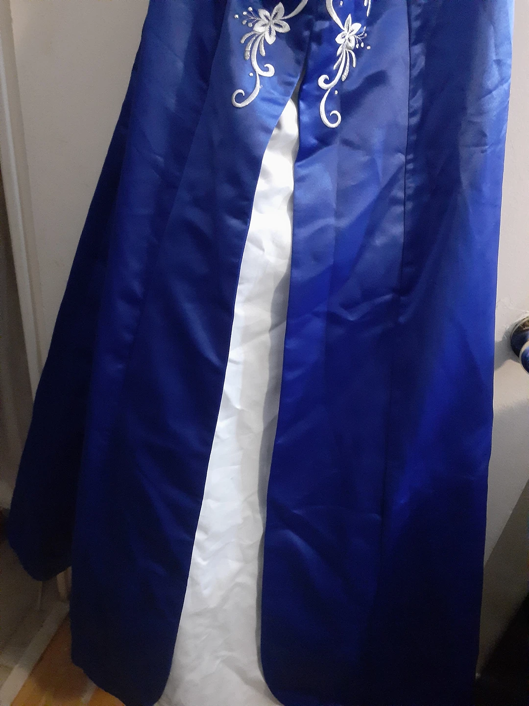 Sz.S Strapless Embroidery dress/gown image indicator(3)