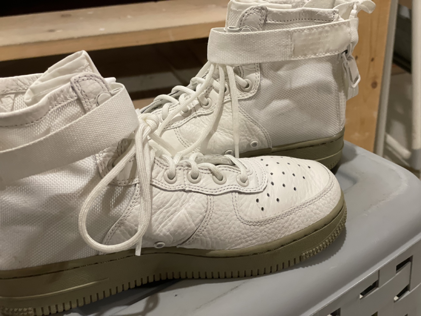 Unisex Nike SF Air Force 1 Mid  
size US 8 (women)/US 6.5 (men) image indicator(5)