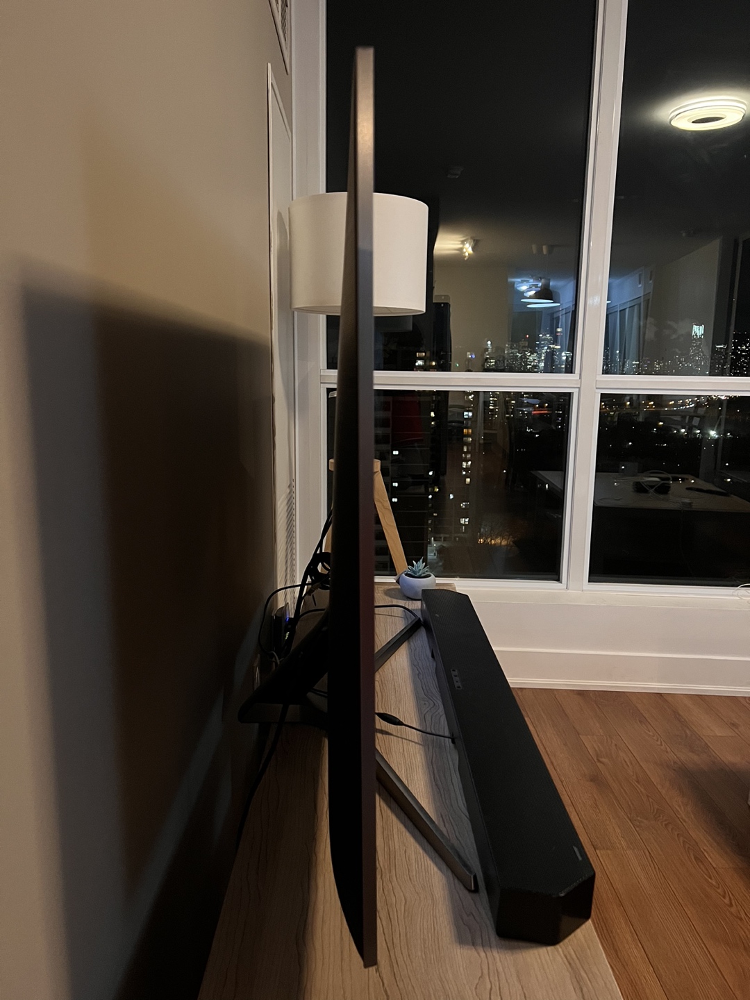 Samsung MU7000 55” LCD Smart TV - photo 2