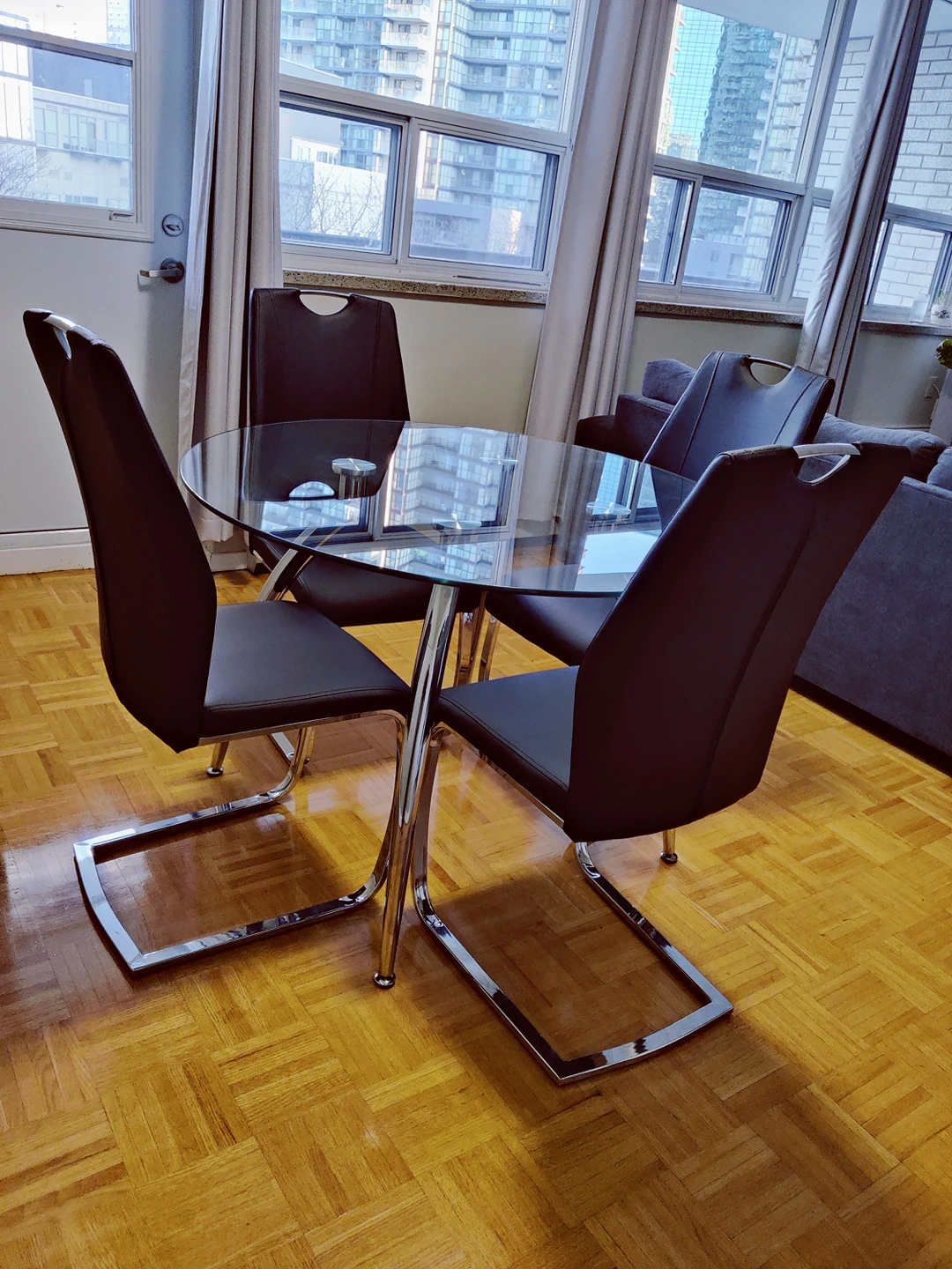 Round Glass Dining Table With 4 Chairs image indicator(2)