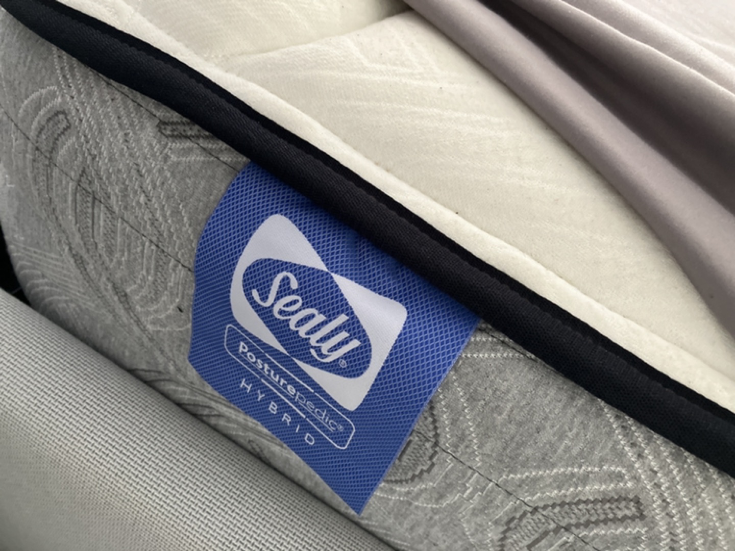 Queen Size Sealy Mattress thumbnail