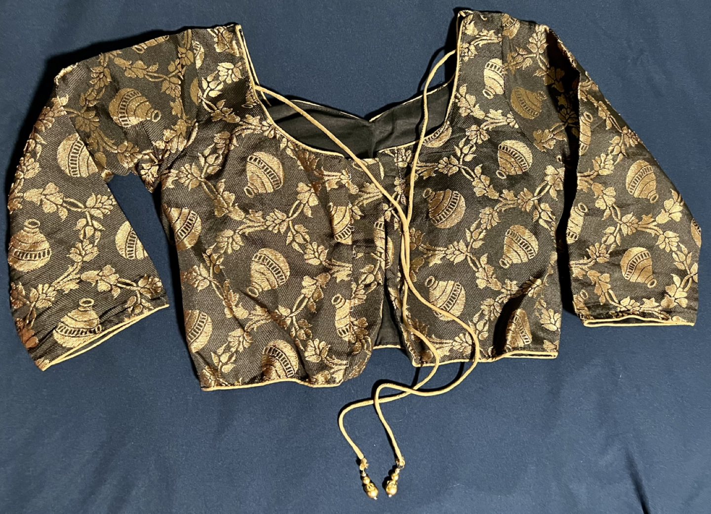 Golden zari blouse image indicator(2)