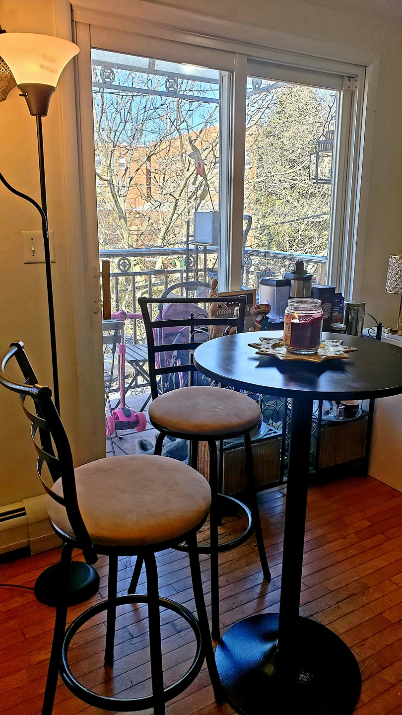 Hight table with two swivel stools - photo 2