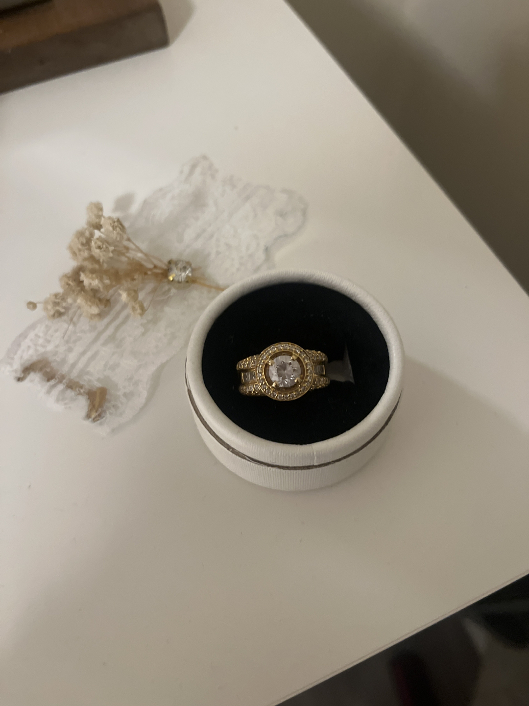 Gold ring thumbnail