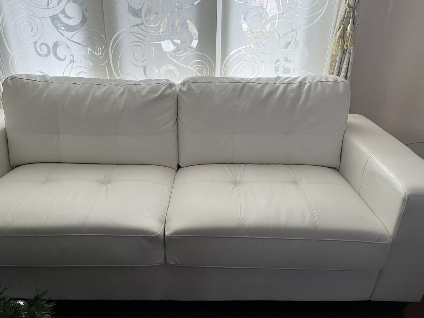 Free white couch thumbnail