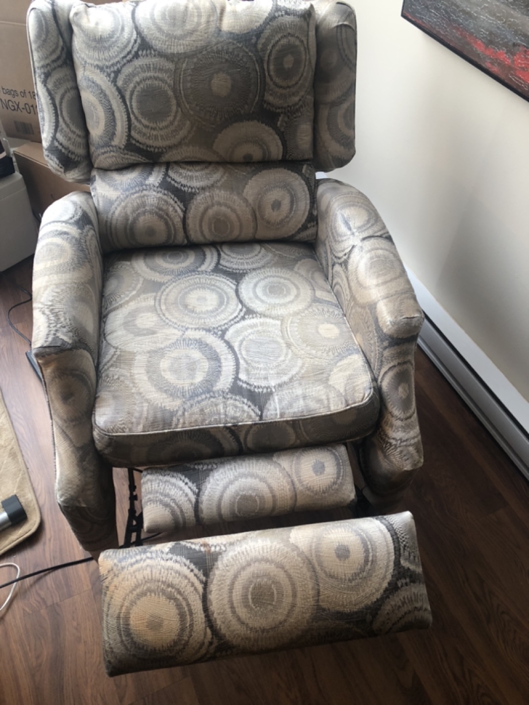Custom electric recliner with 2 matching pillows - photo 2