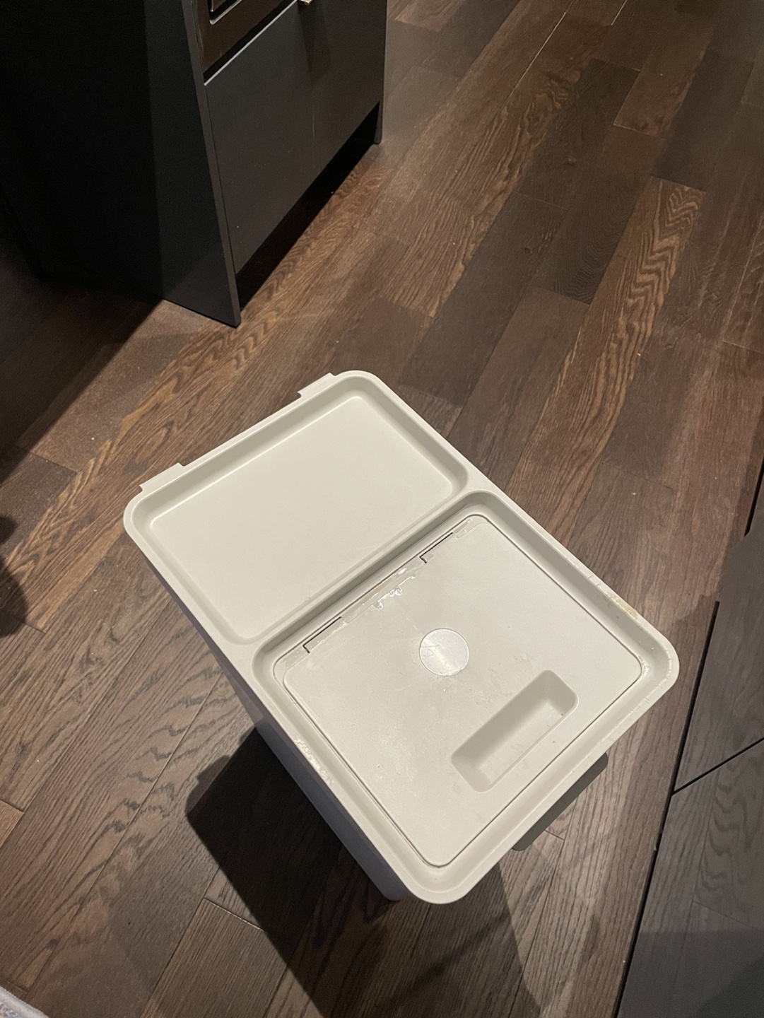 Garbage bin