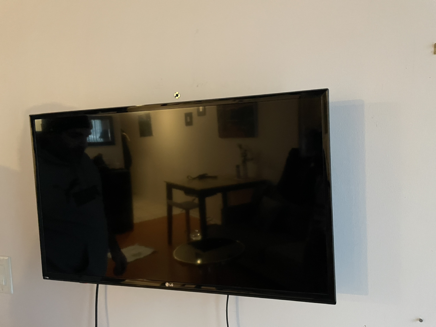 32 inch LG TV and wall bracket