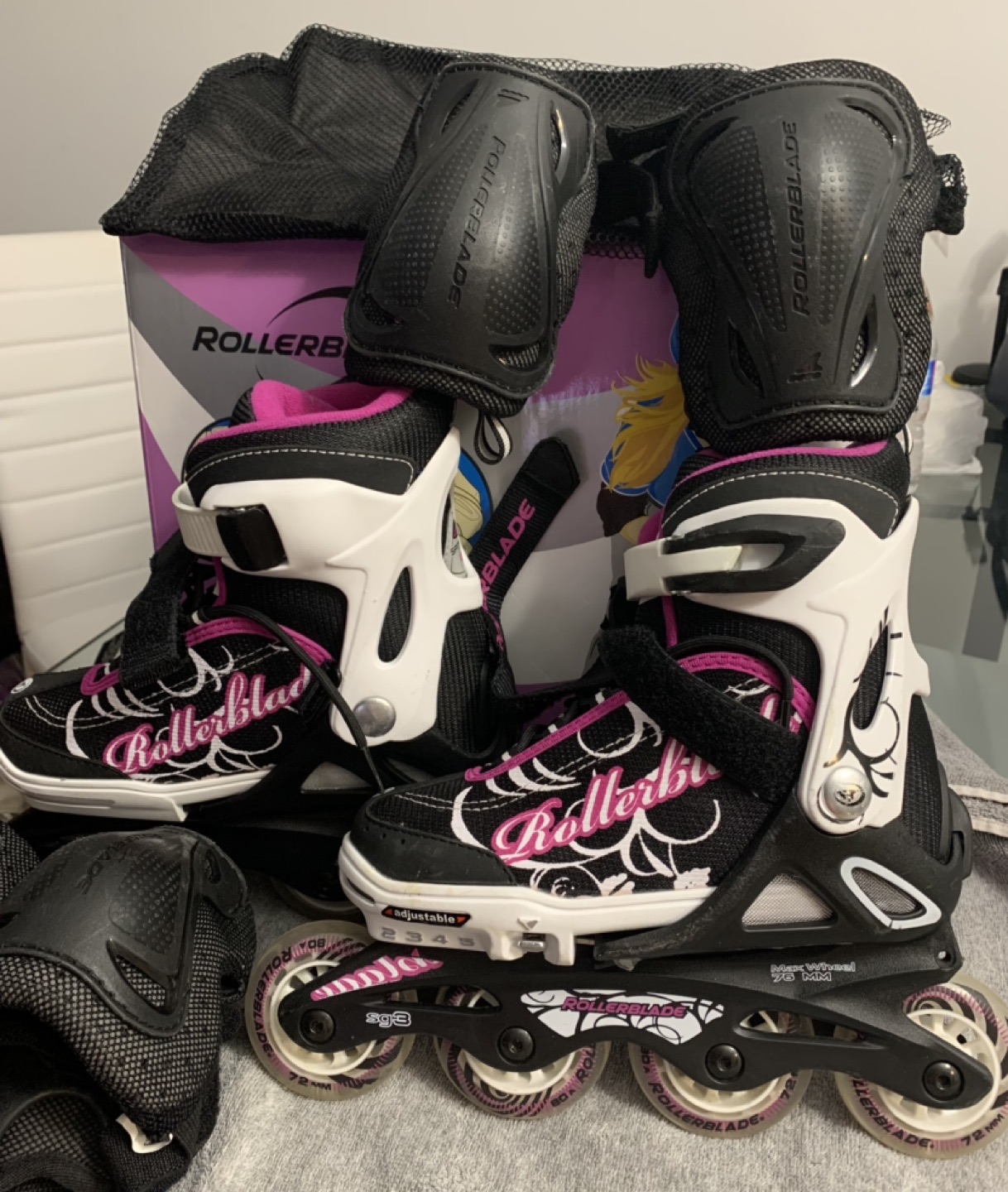 Rollerblade set (skates, knee pads, wrist guards, elbow pads) - photo 2