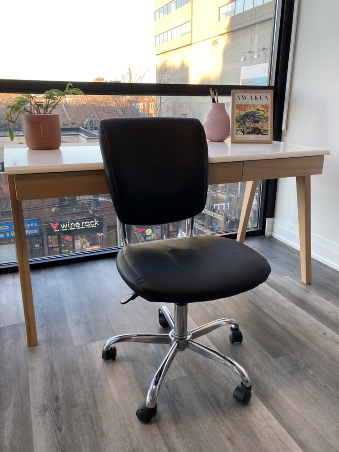 Black swivel office chair thumbnail