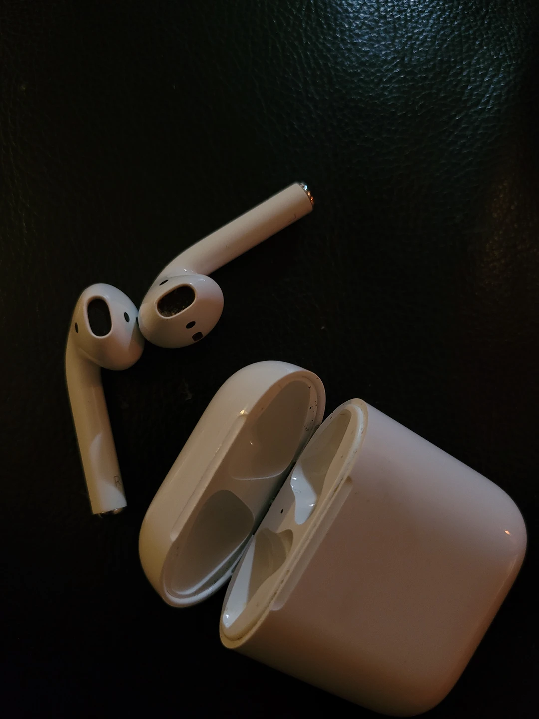 Apple Air pods gen 1 w/ charging case image indicator(3)