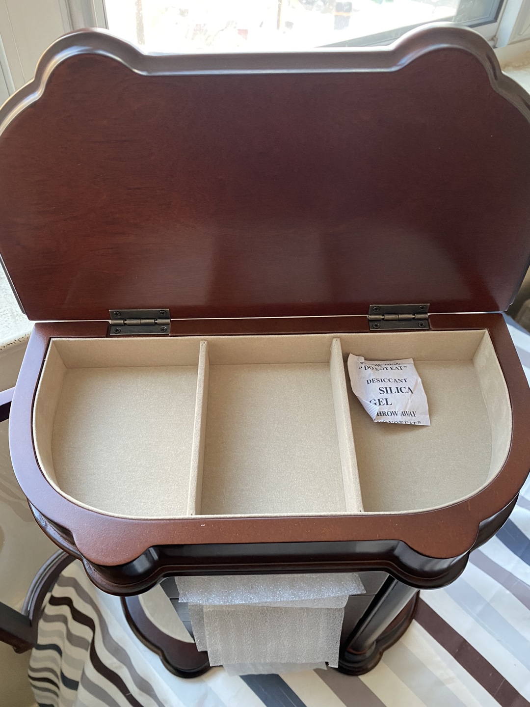 Brand new charming Bombay Emilia Jewelry Box (2013) image indicator(3)