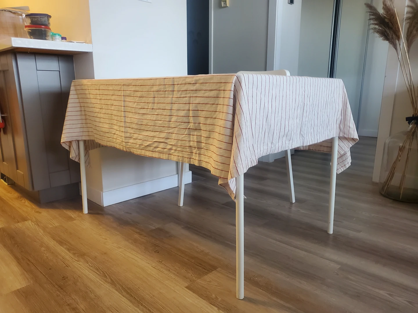 Dining table&4 chairs&3 table clothes - photo 2